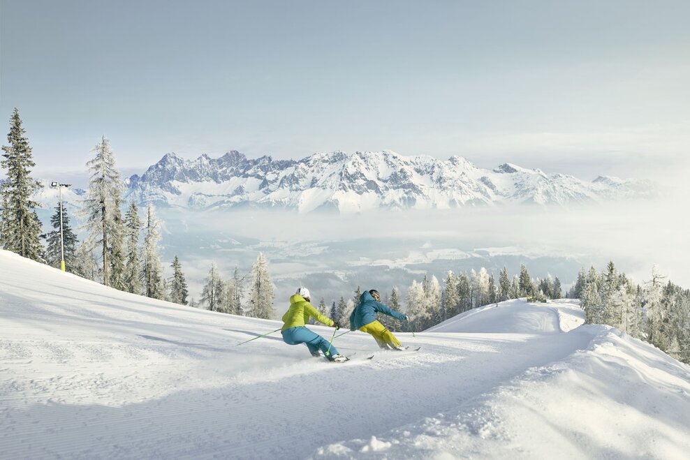Skiers going down the piste | © Peter Burgstaller Skiers going down the piste | © Peter Burgstaller
